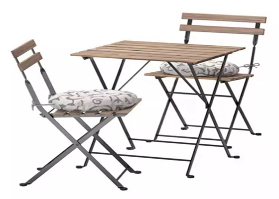 Tablas y sillas de madera del jardín para los muebles al aire libre