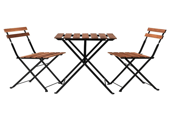 Una tabla y dos sillas fijaron el plegamiento superior del marco metálico de madera al aire libre del jardín